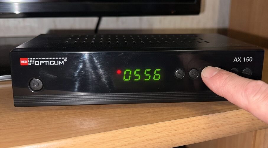 red opticum ax 150 receiver Detailansicht beim Testen